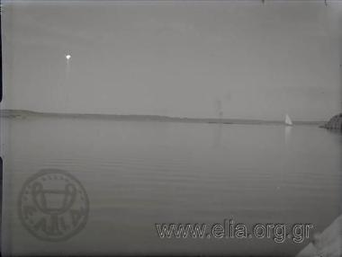 Λίμνη του Ασσουάν, στο βάθος διακρίνεται το φράγμα που κατασκευάστηκε από το Βρετανούς (1889-1902) και ανυψώθηκε δύο φορές (1907–1912 και 1929–1933).