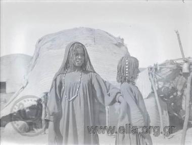 Καταυλισμός της φυλής Bisharin: κορίτσια.