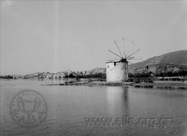 Μύλος, στο βάθος η πόλη της Σκιάθου.