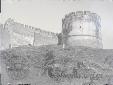 Η Ίρις Μηλιαράκη ποζάρει μπροστά στα τείχη της 'Ανω Πόλης.