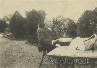 Ο Γεώργιος Δ. Λεβίδης σε κήπο.