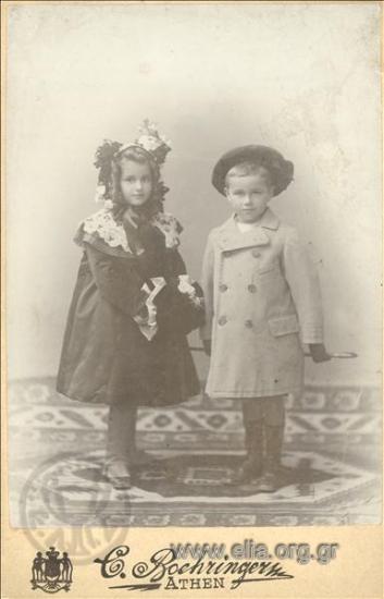 Ο Αλέκος και η Ελένη Γ. Λεβίδη, παιδιά.