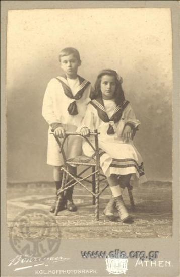 Οι μικροί Αλέκος και η Ελένη Γ. Λεβίδη.