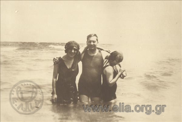 Ο Γεράσιμος Β. Βασιλειάδης και δύο γυναίκες στη θάλασσα.