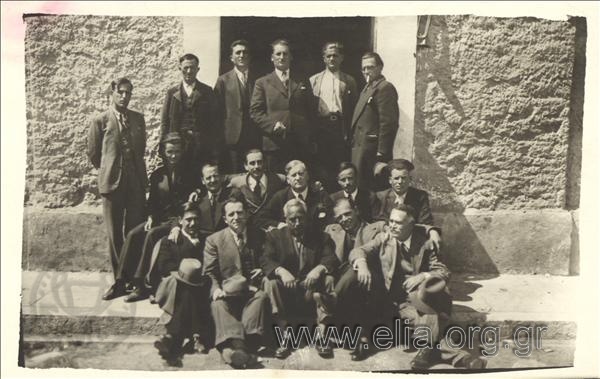 Ο Γεράσιμος Β. Βασιλειάδης και ομάδα ανδρών στις στρατιωτικές φυλακές Λαρίσης.