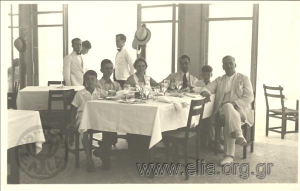 Ο Γεράσιμος Β. Βασιλειάδης με την οικογένεια Εμμ. Παπαδάκη σε εστιατόριο.