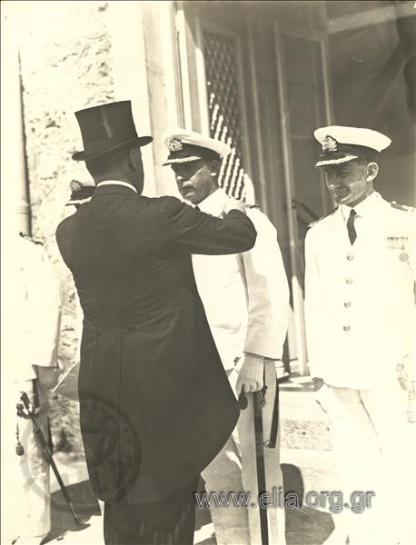 Ο Γεράσιμος Β. Βασιλειάδης παρασημοφορεί αξιωματικούς του Πολεμικού Ναυτικού.