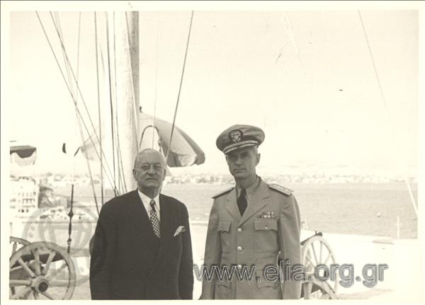 Ο Γεράσιμος Β. Βασιλειάδης, Υπουργός Ναυτικών, και ο Αμερικανός Ναύαρχος Moore (της Αμερικανικής αποστολής) στο Ναυτικό Όμιλο Καστέλλας.