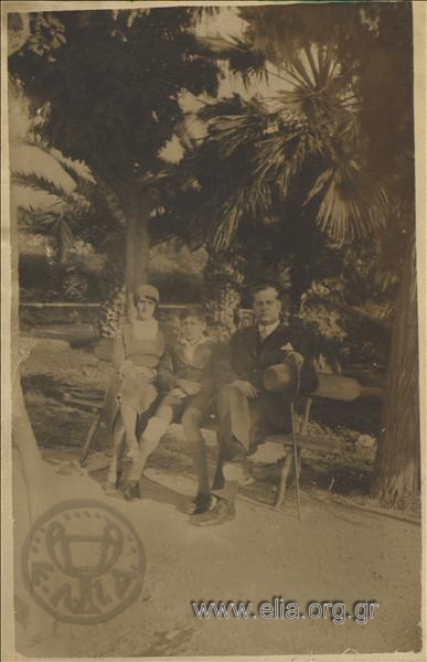 Ο Γεράσιμος Β. Βασιλειάδης με την οικογένειά του σε πάρκο.