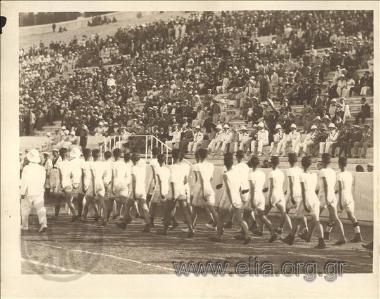 Αγώνες του Πολεμικού Ναυτικού(;)στο Καλλιμάρμαρο - παρέλαση αθλητών μπροστά από τον Πρόεδρο της Δημοκρατίας, Παύλο Κουντουριώτη.