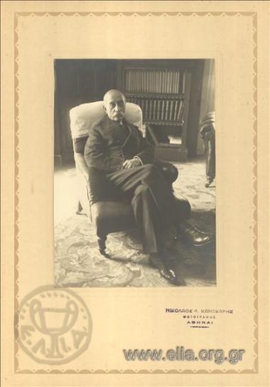 Ο Παύλος Κουντουριώτης στο γραφείο του.