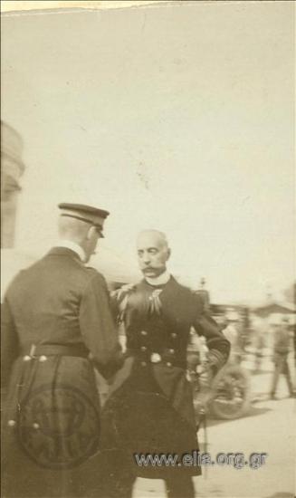 Ο αντιναύαρχος Παύλος Κουντουριώτης συνομιλεί με τον βασιλιά Κωνσταντίνο Α'.