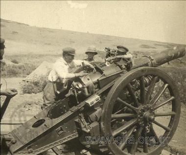 Προετοιμασία για βολή με κανόνι, παρουσία Γάλλου στρατιωτικού.