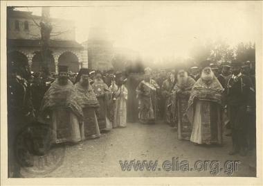 Θεοφάνεια: ο Μητροπολίτης Θεσσαλονίκης Γεννάδιος Αλεξιάδης και αρχιερείς στο προαύλιο του ναού της Αγίας Σοφίας.