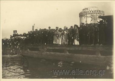 Θεοφάνεια: ο Μητροπολίτης Θεσσαλονίκης Γεννάδιος Αλεξιάδης και αρχιερείς στην προκυμαία για τον αγιασμό των υδάτων.