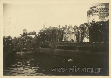 Θεοφάνεια: ο Μητροπολίτης Θεσσαλονίκης Γεννάδιος Αλεξιάδης και αρχιερείς στην προκυμαία για τον αγιασμό των υδάτων.