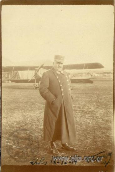 Ο Λεωνίδας Παρασκευόπουλος στο στρατιωτικό αεροδρόμιο του Σέδες.