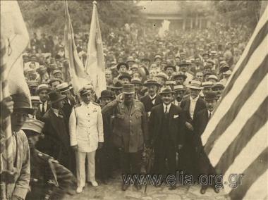 Άφιξη του Λεωνίδα Παρασκευόπουλου, αρχιστράτηγου του ελληνικού στρατού Κατοχής - στιγμιότυπο από την τελετή άφιξης.