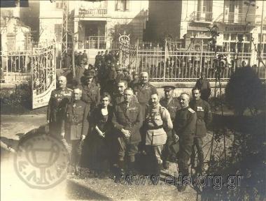 Ο αρχιστράτηγος του ελληνικού στρατού κατοχής, Λεωνίδας Παρασκευόπουλος, με Αυστραλούς και Γάλλους Αξιωματικούς στην Πάνορμο(;)