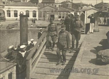 Ο αρχιστράτηγος του ελληνικού στρατού κατοχής, Λεωνίδας Παρασκευόπολος πηγαίνει προς υποδοχή του βασιλιά Αλέξανδρου Α'.