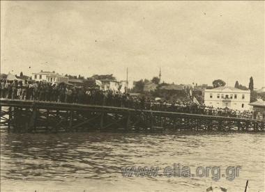 Πλήθος στην προκυμαία αναμένει την άφιξη του βασιλιά Αλέξανδρου Α'.