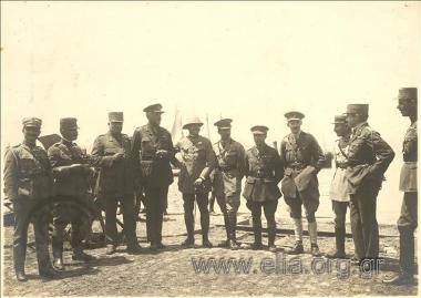 Ο αρχιστράτηγος Λεωνίδας Παρασκευόπουλος με τον Άγγλο στρατηγό Bridges, το Γάλλο συνταγματάρχη Georges και επιτελείς.