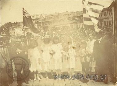 Άφιξη του βασιλιά Αλέξανδρου Α' - πλήθος στην αποβάθρα και νεαρά κορίτσια με ανθοδέσμες.