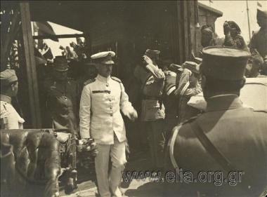 Άφιξη του βασιλιά Αλέξανδρου Α', ακολουθείται από τον αρχιστράτηγο του ελληνικού στρατού κατοχής, Λεωνίδα Παρασκευόπουλο.