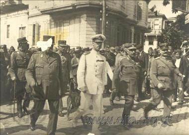 Ο βασιλιάς Αλέξανδρος Α' και ο αρχιστράτηγος του ελληνικού στρατού κατοχής στους δρόμους της πόλης.