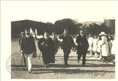 Ο αρχιστράτηγος του ελληνικού στρατού κατοχής, Λεωνίδας Παρασκευόπουλος, αρχιερέας και επίσημοι προσέρχονται σε επίσημη σχολική εκδήλωση στη Σμύρνη(;)