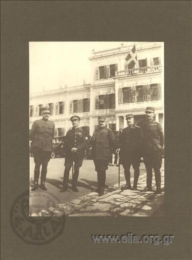 Ο Λεωνίδας Παρασκευόπουλος (κέντρο) και οι αξιωματικοί Δημήτριος Ιωάννου, Εμμανουήλ Ζυμβρακάκης, Κωνσταντίνος Μηλιώτης και Κωνσταντίνος Νίδερ στο προαύλιο του στρατηγείου του Γ' Σώματος Στρατού.