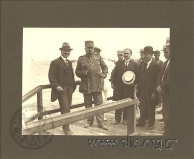 Αποβίβαση του Λεωνίδα Παρασκευόπουλου ως αρχιστράτηγου του ελληνικού στρατού κατοχής.