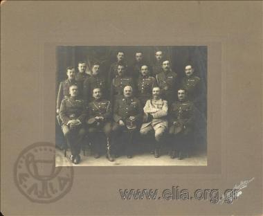 Ο αρχιστράτηγος του ελληνικού στρατού κατοχής Σμύρνης, Λεωνίδας Παρασκευόπουλος, με Έλληνες και Γάλλους αξιωματικούς.