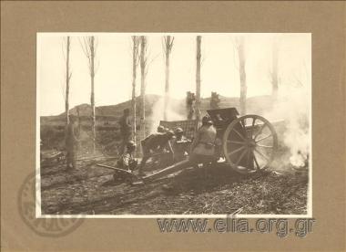 Βολές Ελλήνων πυροβολητών στο μέτωπο.