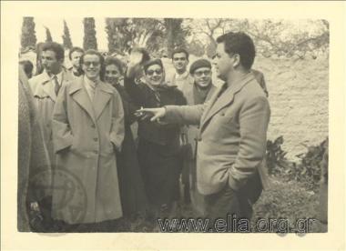 Ο Μάνος Χατζιδάκις με ηθοποιούς του Θεάτρου Τέχνης.