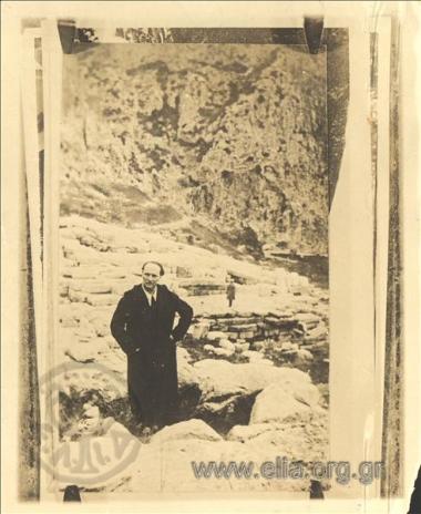 Ο Άγγελος Σικελιανός στο ναό του Απόλλωνα στους Δελφούς.