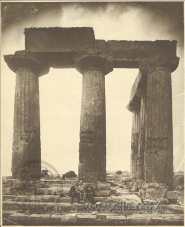 Ο Άγγελος Σικελιανός με συντροφιά, σε αρχαίο ναό.