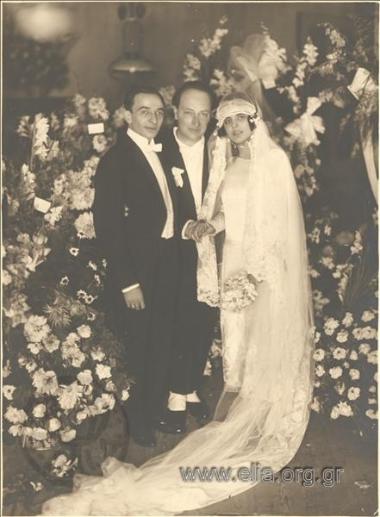 Ο Άγγελος Σικελιανός και νεόνυμφοι.