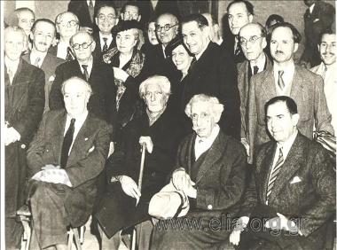 Ο Άγγελος Σικελιανός σε ομαδικό πορτραίτο.