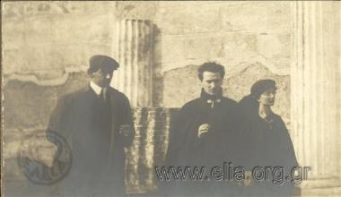 Το ζεύγος Άγγελου και Εύας Σικελιανού και άγνωστος.