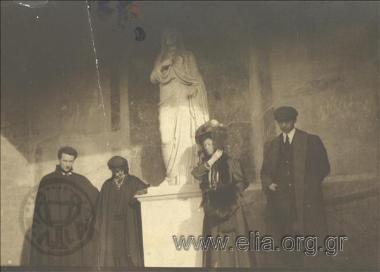 Η Εύα, ο Άγγελος Σικελιανός και φίλοι.