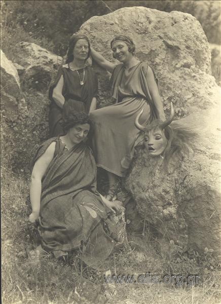 Η Εύα Πάλμερ με γυναίκες του Χορού, Δελφικές Εορτές 1930.
