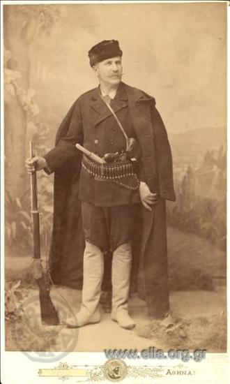 Πορτραίτο άνδρα με στοιχεία Κρητικής ενδυμασίας.