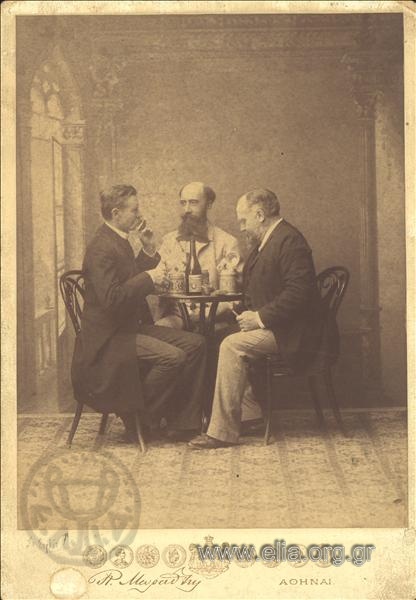 Ο Στέφανος Ι. Στρέιτ και δύο άνδρες πίνουν μπύρα.