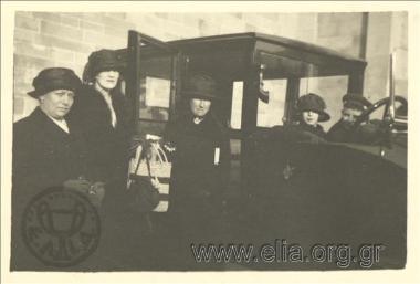 Η Ιουλία Γ. Στρέιτ και τα παιδιά της, Δέσποινα και Στέφανος, μπαίνουν σε αυτοκίνητο.