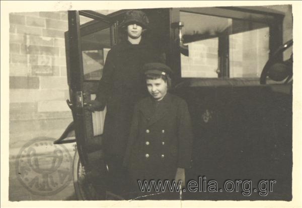 Ο μικρός Στέφανος Γ. Στρέιτ και η αδελφή του, Δέσποινα, δίπλα σε αυτοκίνητο.