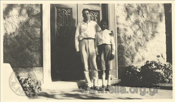 Ο Στέφανος Γ. Στρέιτ και αγόρι στην είσοδο κατοικίας.