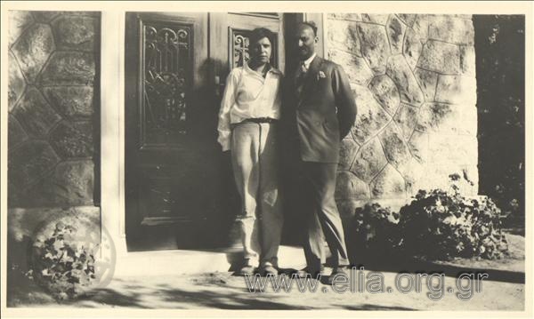 Ο Στέφανος Γ. Στρέιτ και άνδρας στην είσοδο κατοικίας.