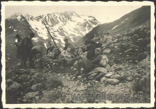 Ο Στέφανος Γ. Στρέιτ με ομάδα ορειβατών στο ορεινό πέρασμα Scaletta Pass.