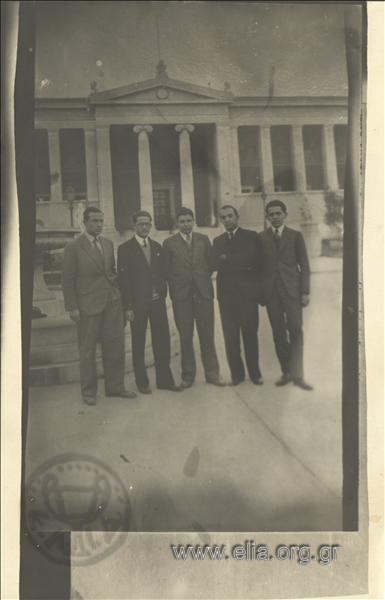 Ο Στέφανος Γ. Στρέιτ με παρέα νεαρών ανδρών στα Προπύλαια του Πανεπιστημίου Αθηνών.